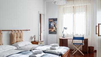 2 chambres, bureau, fer et planche à repasser