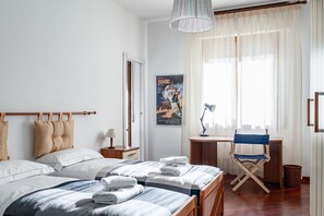 2 habitaciones, escritorio y tabla de planchar con plancha 