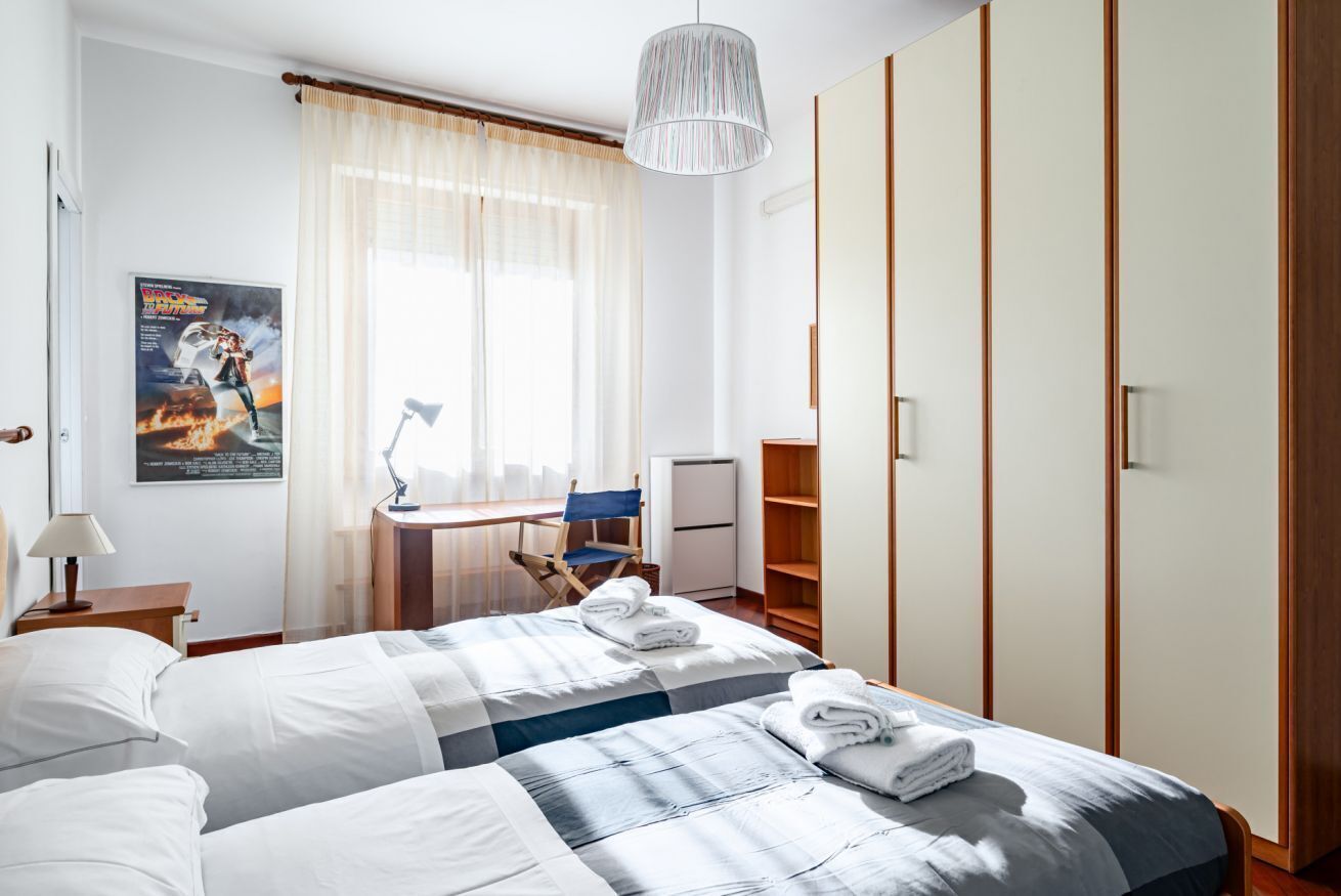 2 Schlafzimmer, Schreibtisch, Bügeleisen/Bügelbrett