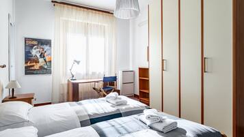 2 Schlafzimmer, Schreibtisch, Bügeleisen/Bügelbrett