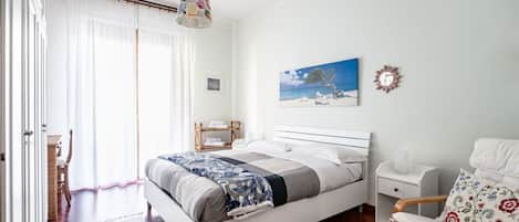 2 chambres, bureau, fer et planche Ă repasser