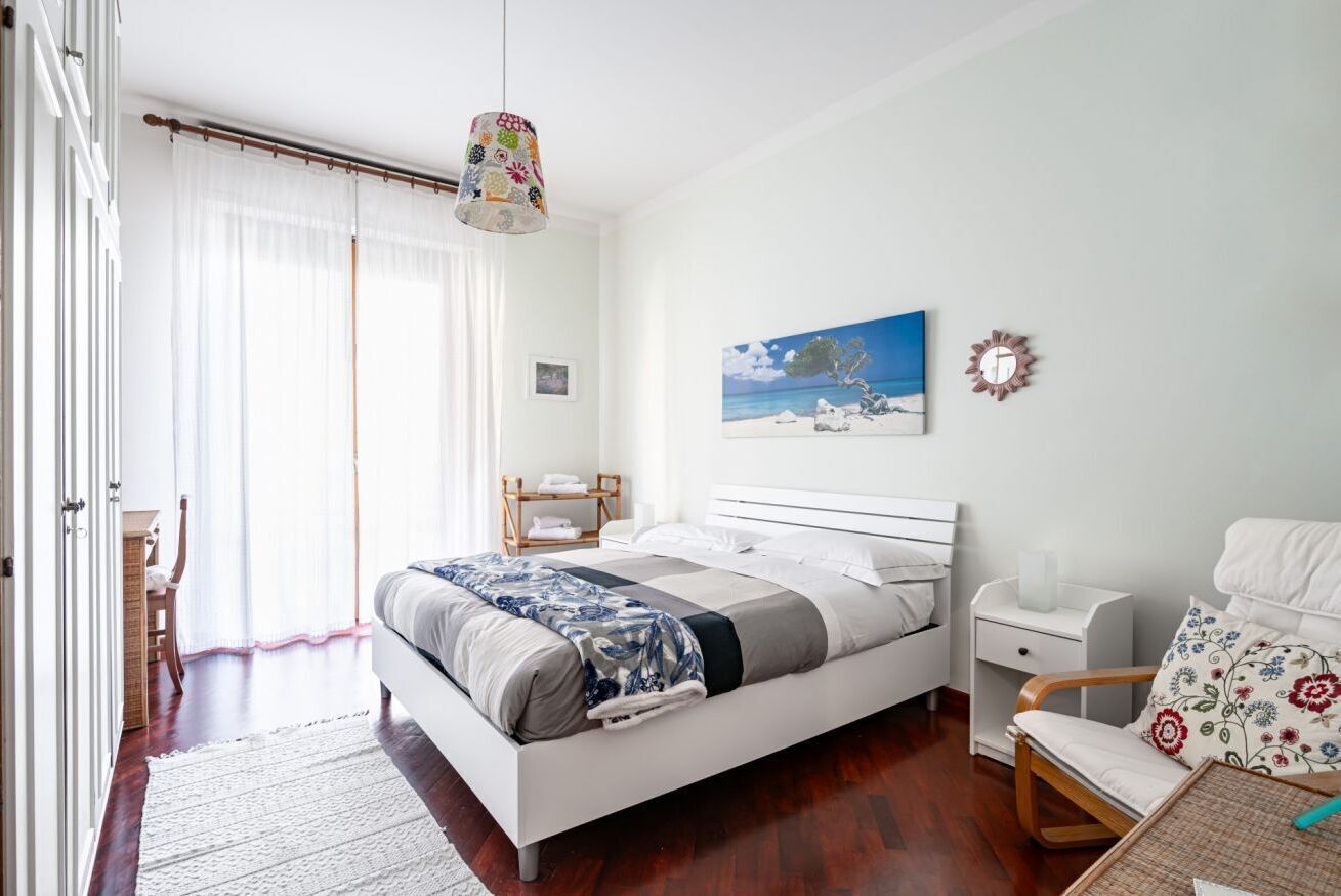 2 chambres, bureau, fer et planche à repasser