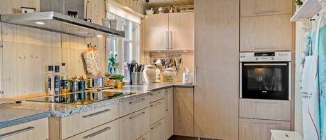 Kühlschrank, Geschirrspüler, Wasserkocher mit Kaffee-/Teezubehör