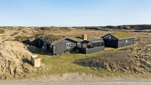 Une rangée de cabanes en bois, avec un paysage verdoyant en arrière-plan.