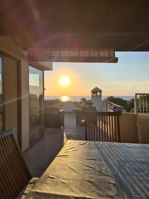 Outdoor dining - QUADRI LIBEROTTO: THREE-BEDROOM APARTMENT IN VILLA, with splendid sea view (Orosei)
