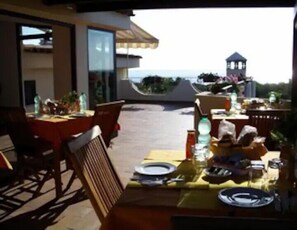 Outdoor dining - QUADRI LIBEROTTO: THREE-BEDROOM APARTMENT IN VILLA, with splendid sea view (Orosei)