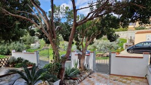 Property grounds - CASA DORA: ELEGANT THREE-ROOM APARTMENT, very close to the beaches of Li Cuppula (Budoni)