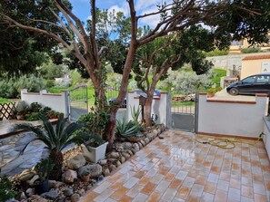 Property grounds - CASA DORA: ELEGANT THREE-ROOM APARTMENT, very close to the beaches of Li Cuppula (Budoni)