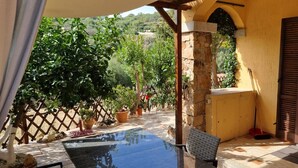 Outdoor dining - CASA DORA: ELEGANT THREE-ROOM APARTMENT, very close to the beaches of Li Cuppula (Budoni)