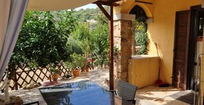 Outdoor dining - CASA DORA: ELEGANT THREE-ROOM APARTMENT, very close to the beaches of Li Cuppula (Budoni)