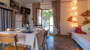 Dining - CASA DORA: ELEGANT THREE-ROOM APARTMENT, very close to the beaches of Li Cuppula (Budoni)