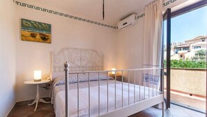 Room - CASA DORA: ELEGANT THREE-ROOM APARTMENT, very close to the beaches of Li Cuppula (Budoni)