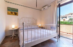 2 bedrooms, iron/ironing board, WiFi, bed sheets - CASA DORA: ELEGANT THREE-ROOM APARTMENT, very close to the beaches of Li Cuppula (Budoni)