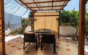 Outdoor dining - CASA DORA: ELEGANT THREE-ROOM APARTMENT, very close to the beaches of Li Cuppula (Budoni)