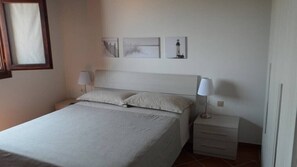 2 bedrooms, bed sheets