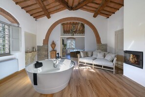 Télévision, cheminée, table de tennis de table