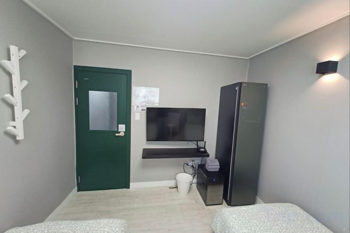 Twin Room( LG Styler, Smart TV)