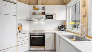 Refrigerador, parrilla de estufa, lavavajillas y cafetera y tetera