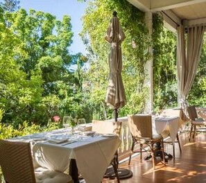 屋外ダイニングエリア