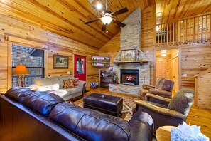 Smart TV, fireplace - Oar & Arrow · Wilderness Retreat: Hot Tub, Grill, King Suites (Broken Bow)