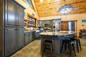 Køleskab, mikrobølgeovn, ovn, kogeplade