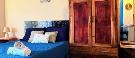 1 slaapkamer, een strijkplank/strijkijzer, gratis wifi, beddengoed