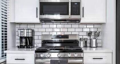 Luxe Spacious SFH in Bucktown w/Secure Parking