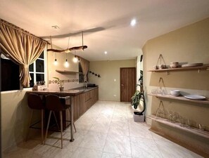 Stovetop, coffee/tea maker, electric kettle, blender - Spectacular and Luxurious Countryside House with Jacuzzi
 (La Virginia)