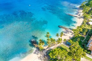 On the beach - St Peter's Bay 402 - Modern Beachfront Condo (Battaleys)