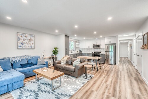 Dream Spot-HOT TUB close to Dtown, 10 min to the Airport, tons of Food Options!