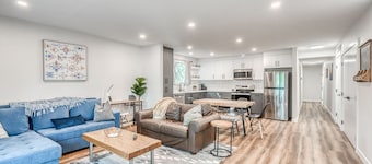 Dream Spot-HOT TUB close to Dtown, 10 min to the Airport, tons of Food Options!