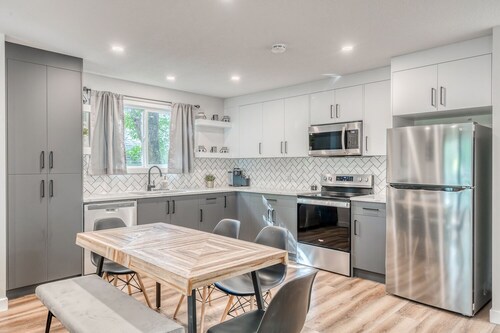 Dream Spot-HOT TUB close to Dtown, 10 min to the Airport, tons of Food Options!