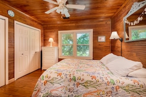 2 bedrooms, desk, iron/ironing board, WiFi