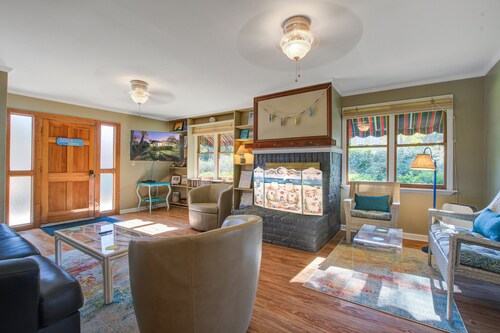 Charming Folly Cottage! Close to Beach access & restaurants. Pet friendly! Large yard