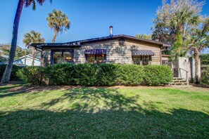 Exterior - Charming Folly Cottage! Close to Beach access & restaurants. Pet friendly! Large yard (Folly Beach)