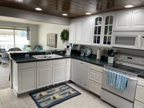 Private kitchen - Beautiful views, lakefront house , fun lake, hot tub, in scenic Skagit Valley. (Mount Vernon)