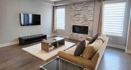 Beautiful Contemporary 4 bed Oakville House!