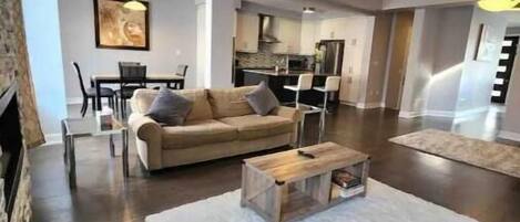 Smart TV, chimenea, libros y videoteca