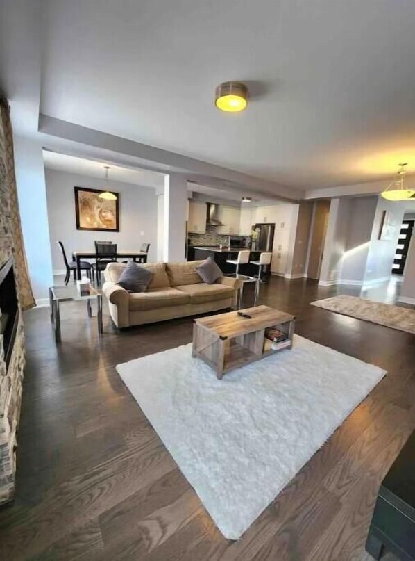 Smart TV, fireplace, books, video library - Beautiful Contemporary 4 bed Oakville House! (Oakville)