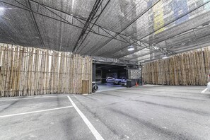 Self parking (KRW 20000 per night) - Hotel Yaja Sasang Terminal (Busan)