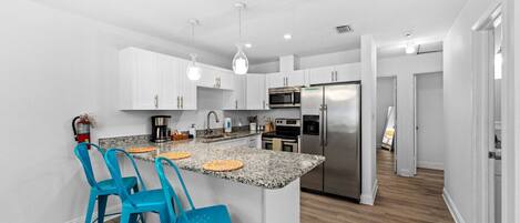 Microondas, horno, parrilla de estufa y lavavajillas