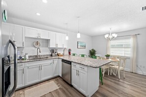 Een koelkast, een microgolfoven, een oven, een kookplaat