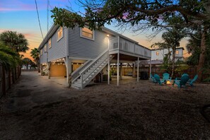 Terrace/patio - Tranquil Tide| Steps to Beach, Local Charm, Balcony (Indian Rocks Beach)