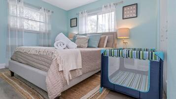 2 bedrooms, desk, iron/ironing board, WiFi