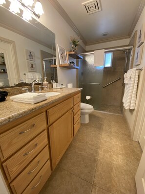 Shower, hair dryer, bidet, towels - Charming working ranch in the heart of Temecula wine country (Temecula)