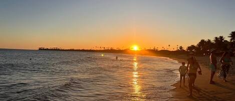 På stranden og solsenger