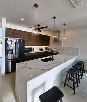 Kylskåp, mikrovågsugn, ugn och diskmaskin