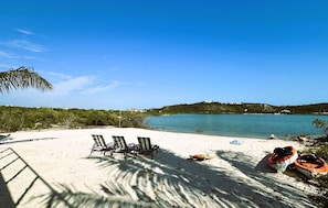 På stranden og solsenger