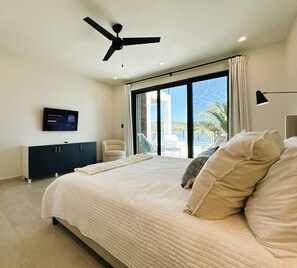3 bedrooms - Márohu, 3BR Beach Oasis on Flamingo Lake (Venetian Road Settlement)