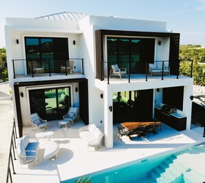 Outdoor dining - Márohu, 3BR Beach Oasis on Flamingo Lake (Venetian Road Settlement)